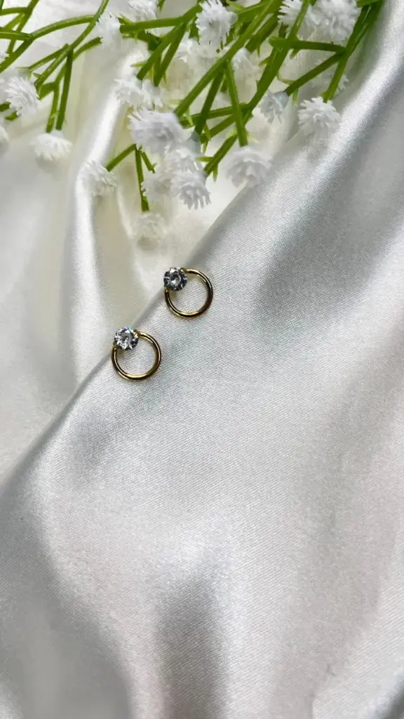 White stone round Earring