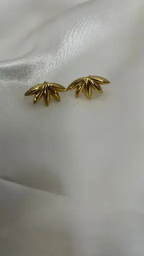 Half flower earring